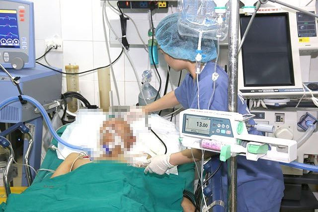 Nghẹn ngào bố xin cho con được mặc tấm áo mới sau ca mổ hiến tạng - ảnh 1