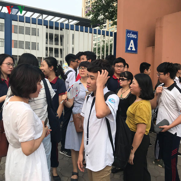 mẹ thức đến 3h sáng trông con ôn thi vào lớp 10 trường chuyên hình 4 me thuc den 3h sang trong con on thi vao lop 10 truong chuyen hinh 4