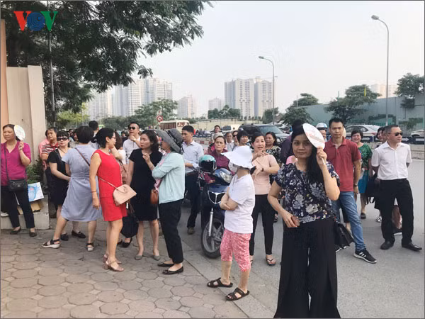 Mẹ thức đến 3h sáng trông con ôn thi vào lớp 10 trường chuyên