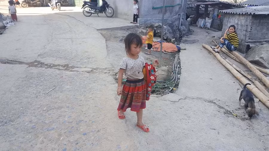 Phía sau những đứa trẻ bán hàng rong ở Sa Pa