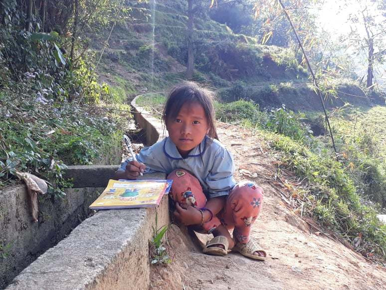 Phía sau những đứa trẻ bán hàng rong ở Sa Pa