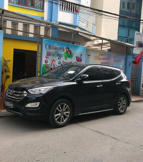 Chiếc ô tô đỗ chắn trước cửa nhà.