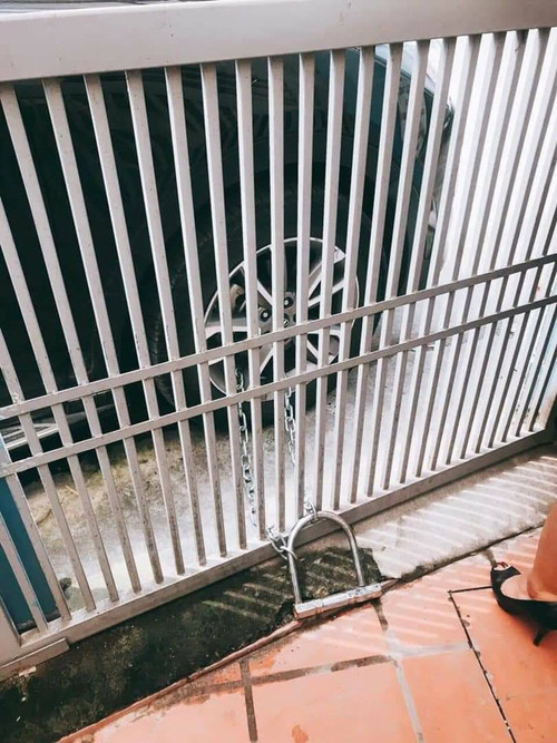 Chủ nhà khóa luôn bánh ôtô như một hình phạt.