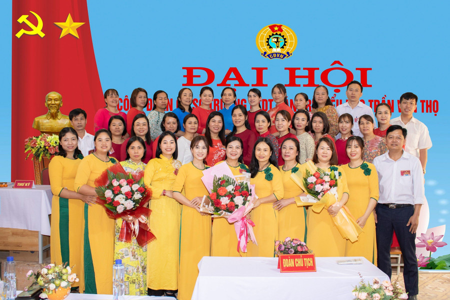 Tập thể sư phạm nhà trường chụp ảnh lưu niệm nhân dịp Đại hội Công đoàn trường.