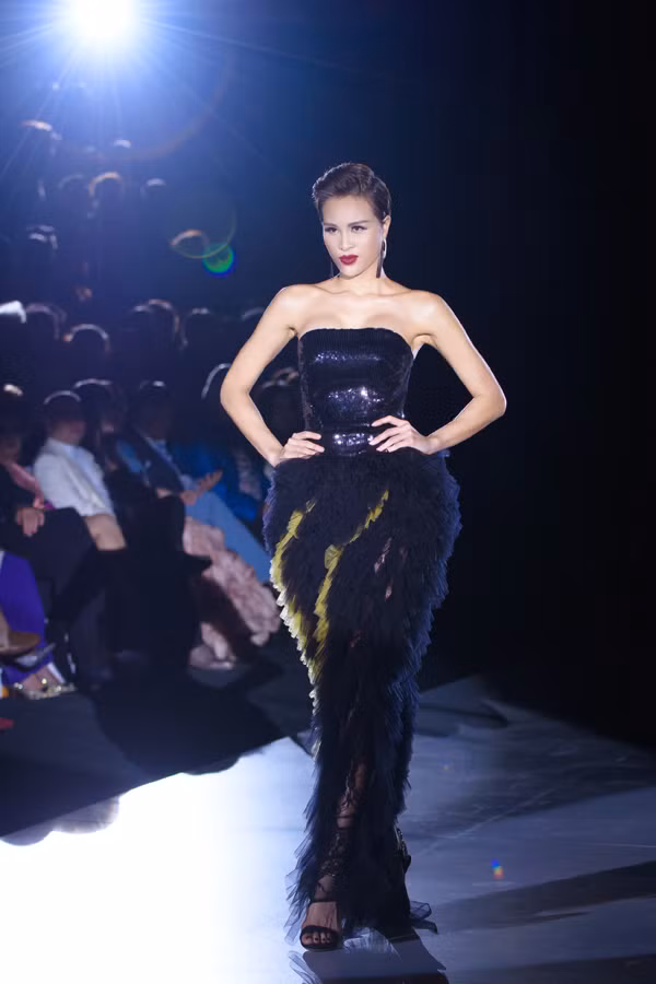 Cô cho biết: Vì đã rời xa sàn diễn 3 năm qua nên tôi khá run. Tuy nhiên, khi bước đi, tôi như được trở lại những ngày mình chập chững trình diễn thời trang trước hàng trăm khán giả. Sau màn kết của bộ sưu tập, tôi không có thời gian để tận hưởng giây phút thăng hoa ấy mà vội vàng thay đồ để tiếp tục đảm nhận vai trò MC cùng anh Tùng Leo.