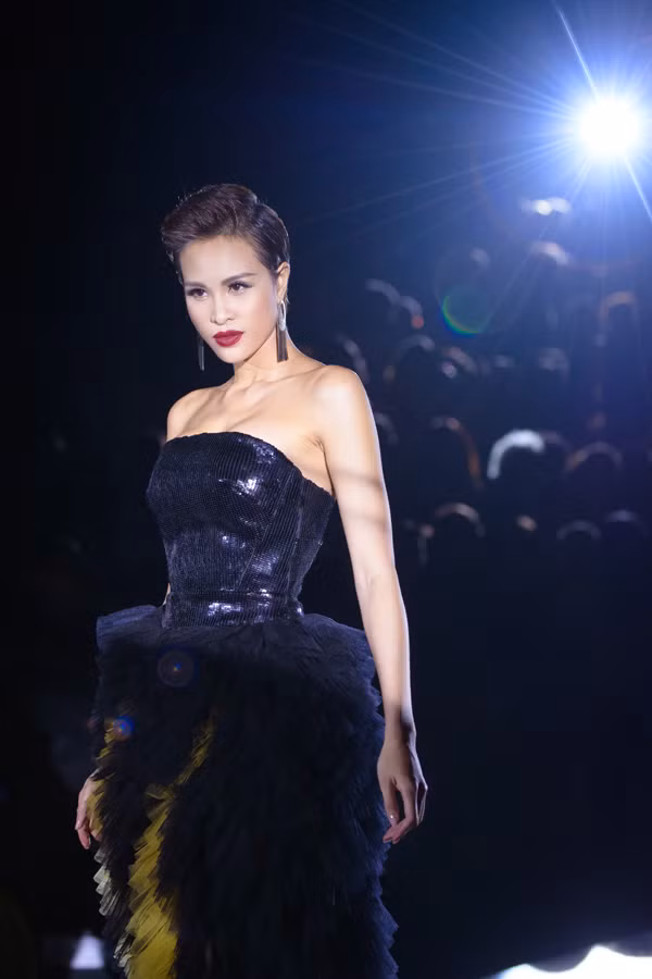 Phương Mai chia sẻ, khi được người bạn mời diễn mở màn, cô đã vui vẻ đồng ý.