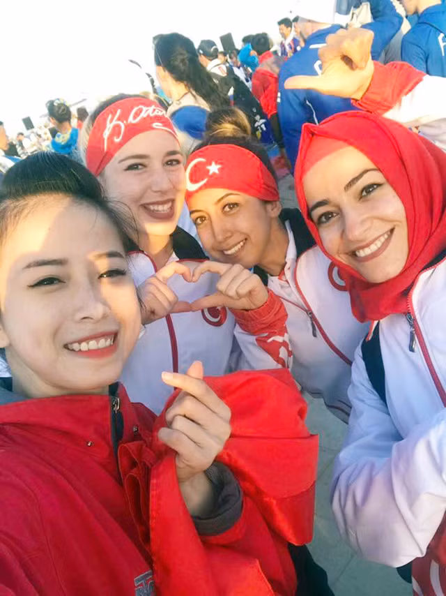  Hotgirl võ thuật Việt Nam chụp ảnh kỉ niệm cùng những người bạn quốc tế 