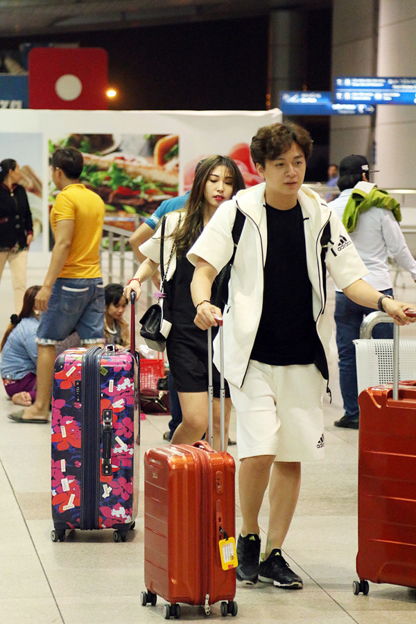 Dịp này họ đi Hàn Quốc quay MV cho ca khúc "Yêu không đường lui" vừa ra mắt cách đây không lâu. Họ chọn đất nước kim chi để ghi hình vì đây là địa điểm lãng mạn, lý tưởng dành cho các đôi yêu nhau. ngo-kien-huy-hiem-hoi-tinh-tu-voi-nguoi-yeu-3