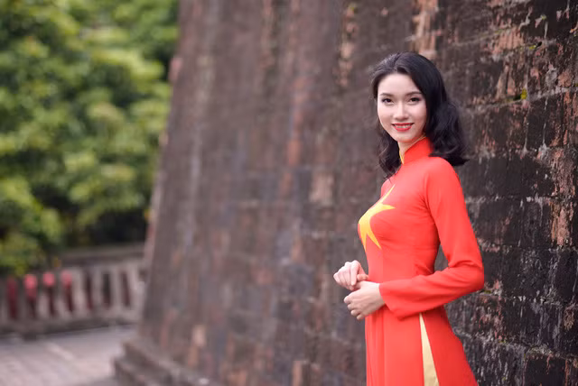 Cô gái xứ Lạng rạng rỡ trong tà áo dài màu cờ đỏ sao vàng ảnh 4