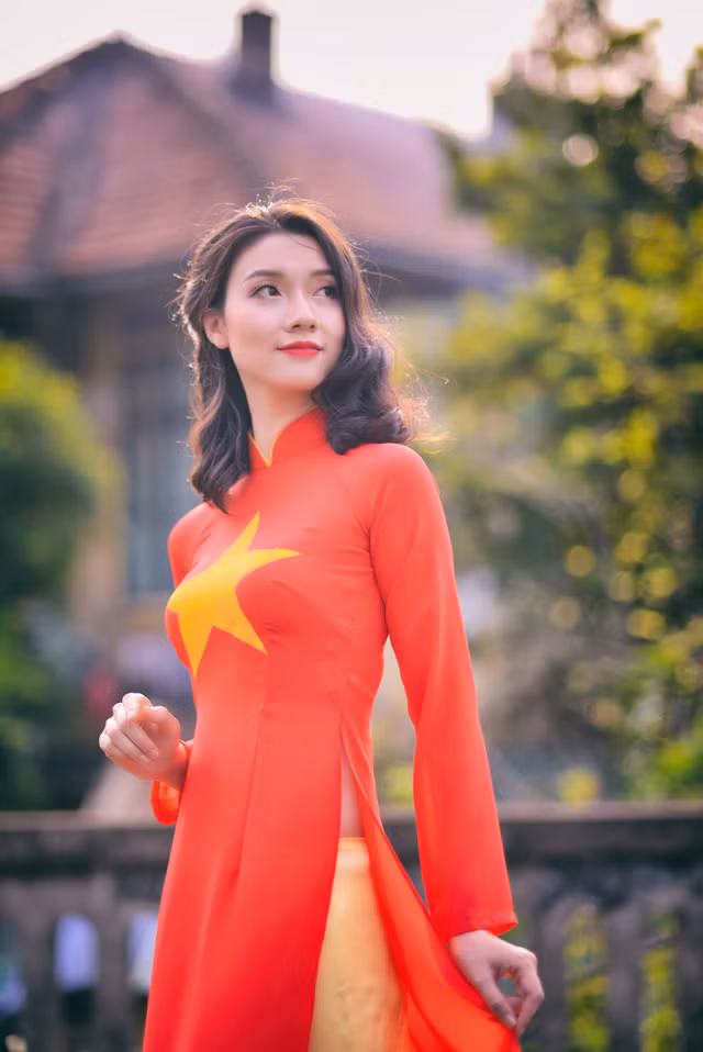 Cô gái xứ Lạng rạng rỡ trong tà áo dài màu cờ đỏ sao vàng ảnh 1