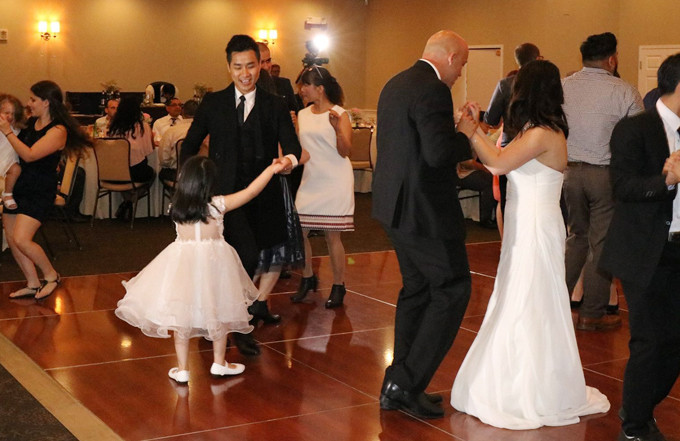 mc-nguyen-khang-thay-cha-nam-tay-em-gai-vao-le-duong-8