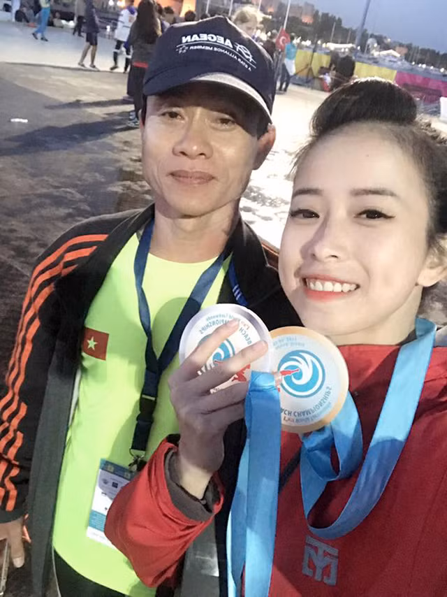  “Khoe thành tích” bên người thầy của mình 