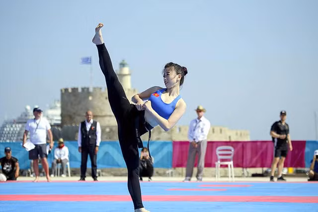 “Hotgirl làng võ” Châu Tuyết Vân khoe dáng ở Hy Lạp