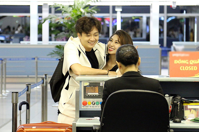 Khi làm thủ tục bay, "chàng Bắp" còn choàng tay qua vai "công chúa Dâu Tây". Anh hiếm khi thể hiện tình cảm với người yêu ở nơi đông người. ngo-kien-huy-hiem-hoi-tinh-tu-voi-nguoi-yeu-7