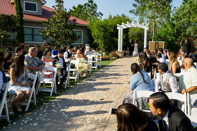 mc-nguyen-khang-thay-cha-nam-tay-em-gai-vao-le-duong-2