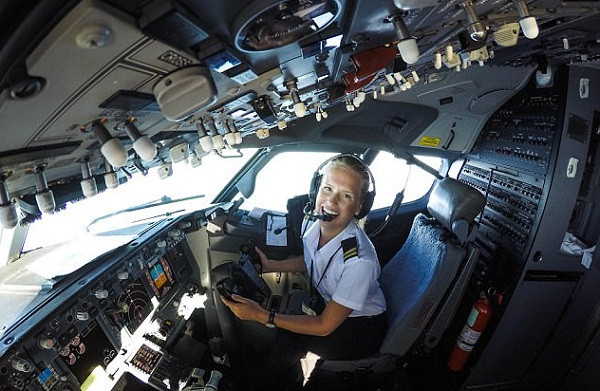 nu-phi-cong-bay-khap-the-gioi-chup-anh-yoga-de-check-in-1