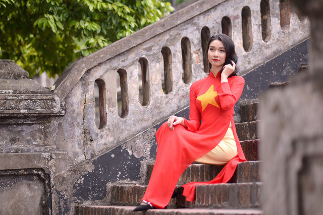 Cô gái xứ Lạng rạng rỡ trong tà áo dài màu cờ đỏ sao vàng ảnh 8 Cô gái xứ Lạng rạng rỡ trong tà áo dài màu cờ đỏ sao vàng ảnh 8