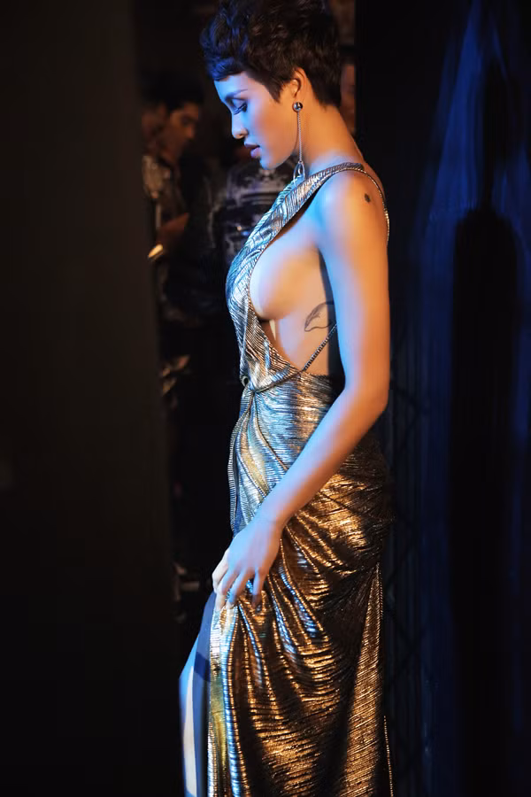 Bộ cánh gần như khoe trọn vòng 1 cùng tấm lưng trần và những hình xăm cá tính.