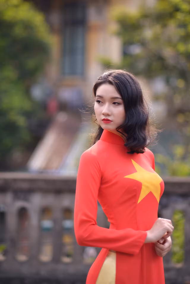 Cô gái xứ Lạng rạng rỡ trong tà áo dài màu cờ đỏ sao vàng ảnh 2