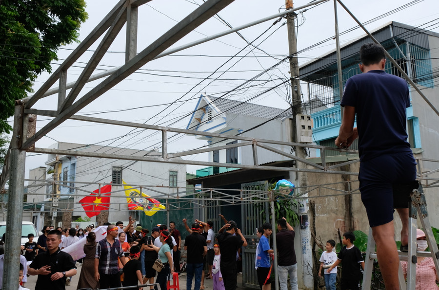 Dựng rạp đón quán quân Olympia 2023 trở về. (Ảnh: NT).