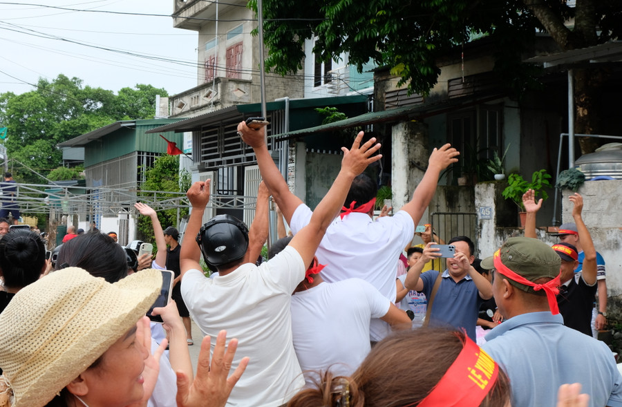 Hàng xóm vỡ oà trước chiến thắng vẻ vang của Lê Xuân Mạnh. (Ảnh: NT).