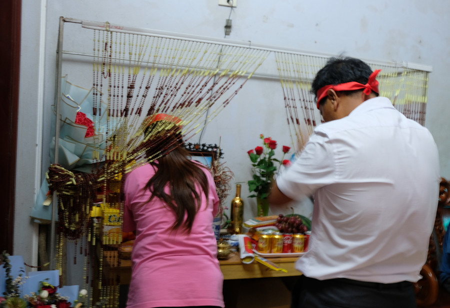 Bố của Lê Xuân Mạnh thắp hương bàn thờ gia tiên báo cáo về chiến thắng của con trai. (Ảnh: NT).