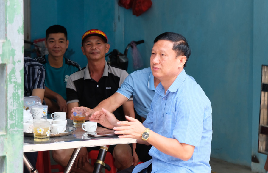 Hàng xóm đã tập trung rất đông để chia vui cùng gia đình quán quân Olympia Lê Xuân Mạnh. (Ảnh: NT).