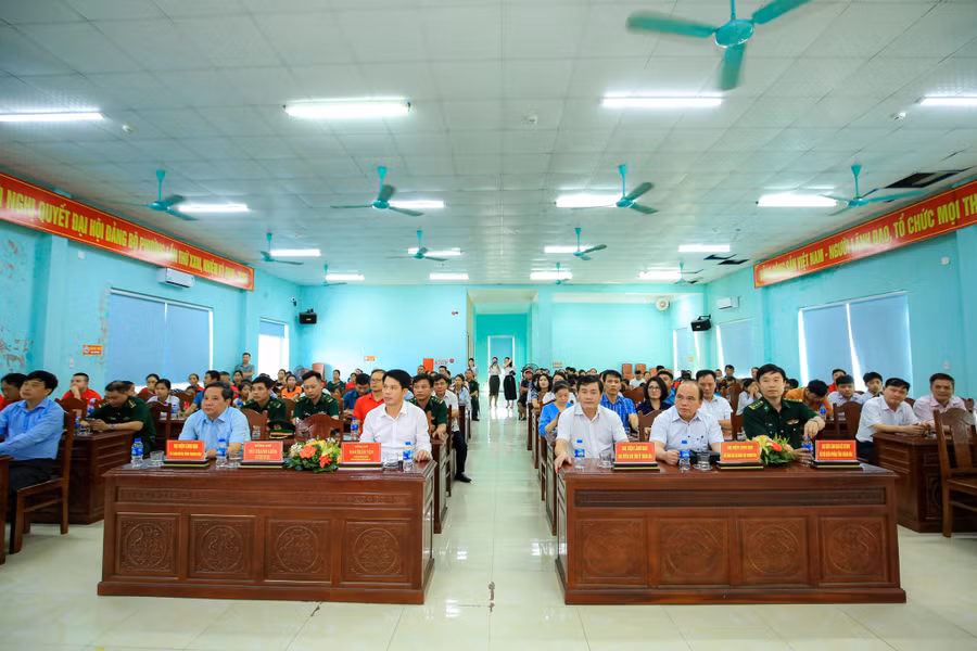 Các đại biểu dự buổi trao cờ. (Ảnh: TM).