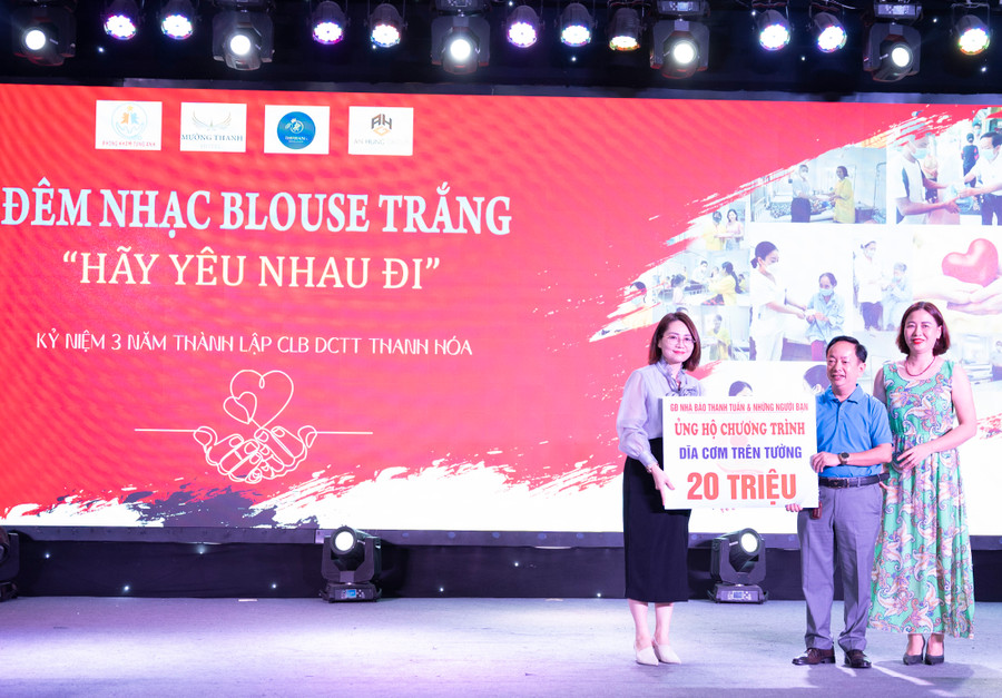 Đại diện CLB nhận ủng hộ từ nhà từ thiện. (Ảnh: NT).