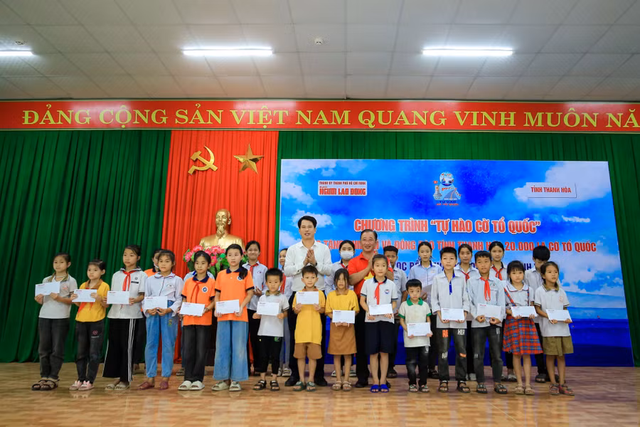 Học sinh nghèo vượt khó nhận quà trị giá 1 triệu đồng/suất. (Ảnh: TM).