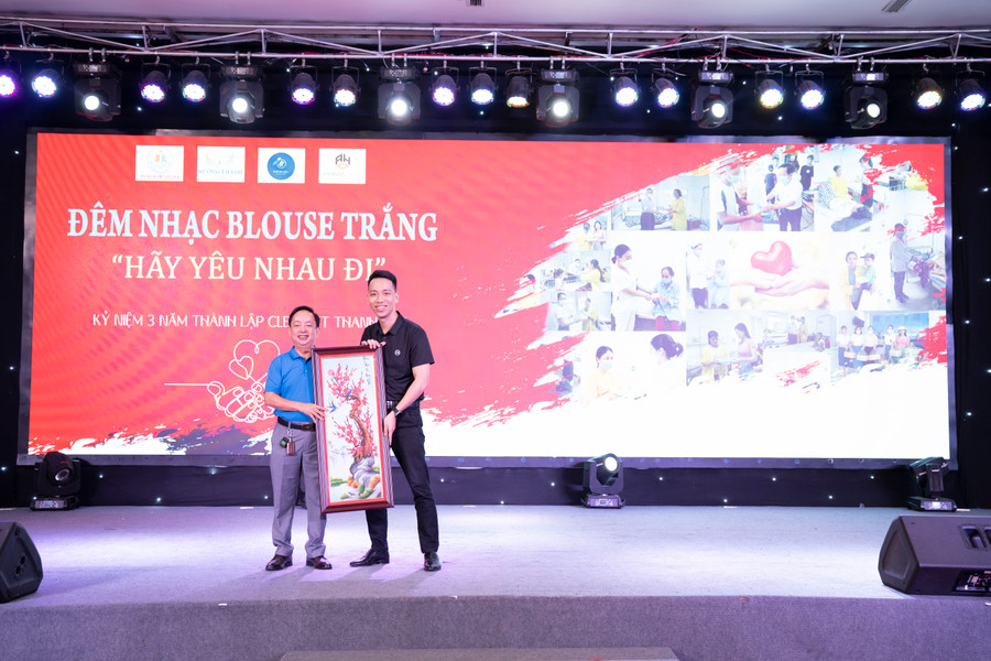 Khách mời đấu giá gây quỹ từ thiện. (Ảnh: NT).