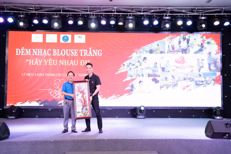 Khách mời đấu giá gây quỹ từ thiện. (Ảnh: NT).