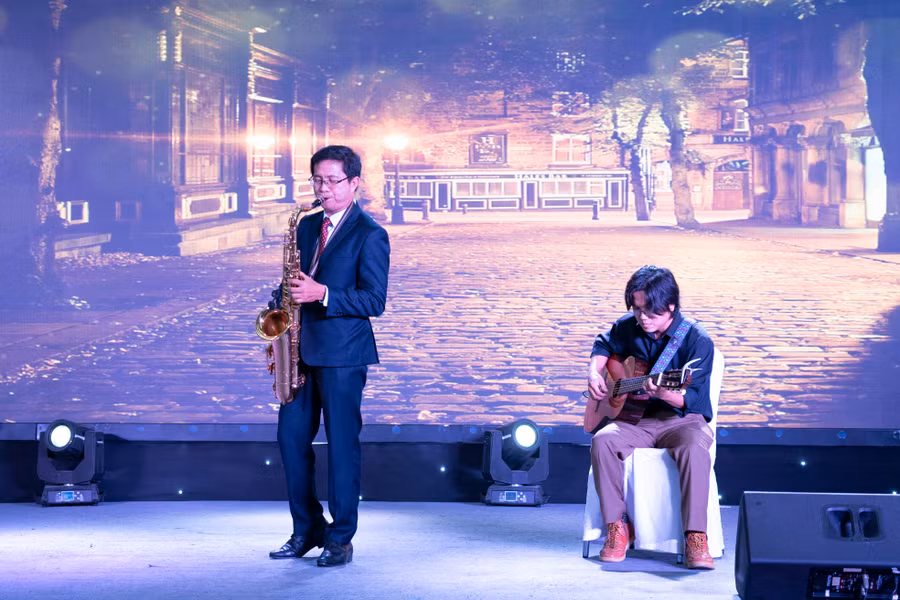 Bác sĩ Trần Hoàng Út, Bệnh viện Nhi Đồng 1, TP Hồ Chí Minh biểu diễn tiết mục văn nghệ bằng Saxophone. (Ảnh: NT).