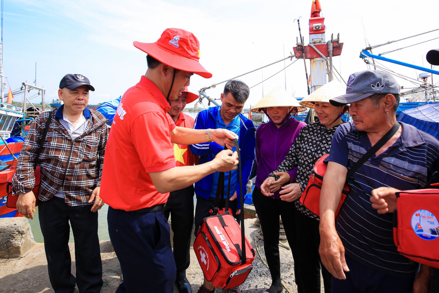 Ngư dân TP Sầm Sơn phấn khởi nhận quà từ Báo Người lao động. (Ảnh: TM).