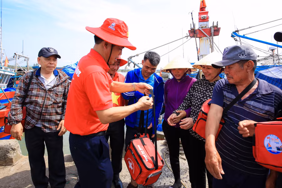 Ngư dân TP Sầm Sơn phấn khởi nhận quà từ Báo Người lao động. (Ảnh: TM).