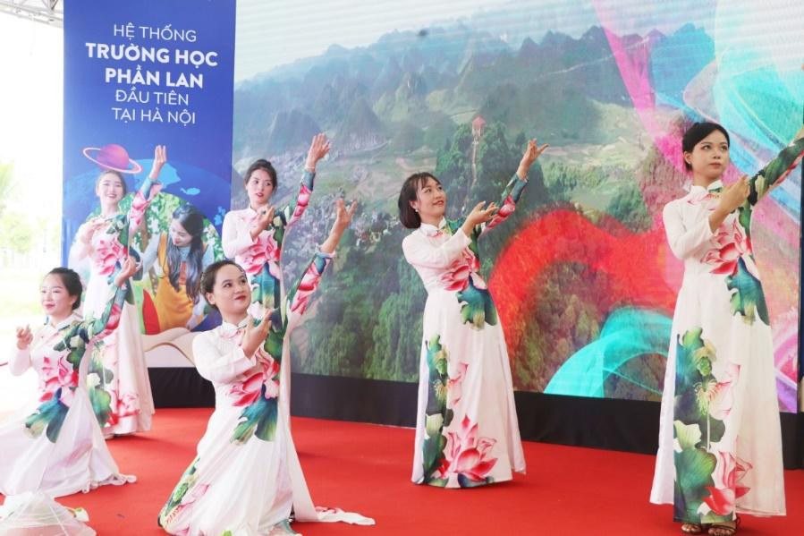 Tiết mục múa “Hello Việt Nam” do các Giáo viên Hệ thống Giáo dục Tân Thời Đại thể hiện Tiết mục múa “Hello Việt Nam” do các Giáo viên Hệ thống Giáo dục Tân Thời Đại thể hiện