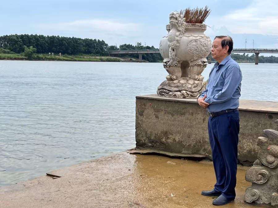 Nhà báo Hồng Vinh bên sông Thạch Hãn tưởng nhớ các liệt sĩ đang còn nằm lại dưới đáy sông, mãi mãi tuổi 20! Nhà báo Hồng Vinh bên sông Thạch Hãn tưởng nhớ các liệt sĩ đang còn nằm lại dưới đáy sông, mãi mãi tuổi 20!