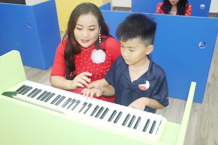 Học sinh tham gia trải nghiệm Smart Piano, chương trình đặc biệt được bổ sung từ năm học 2022 - 2023 Học sinh tham gia trải nghiệm Smart Piano, chương trình đặc biệt được bổ sung từ năm học 2022 - 2023