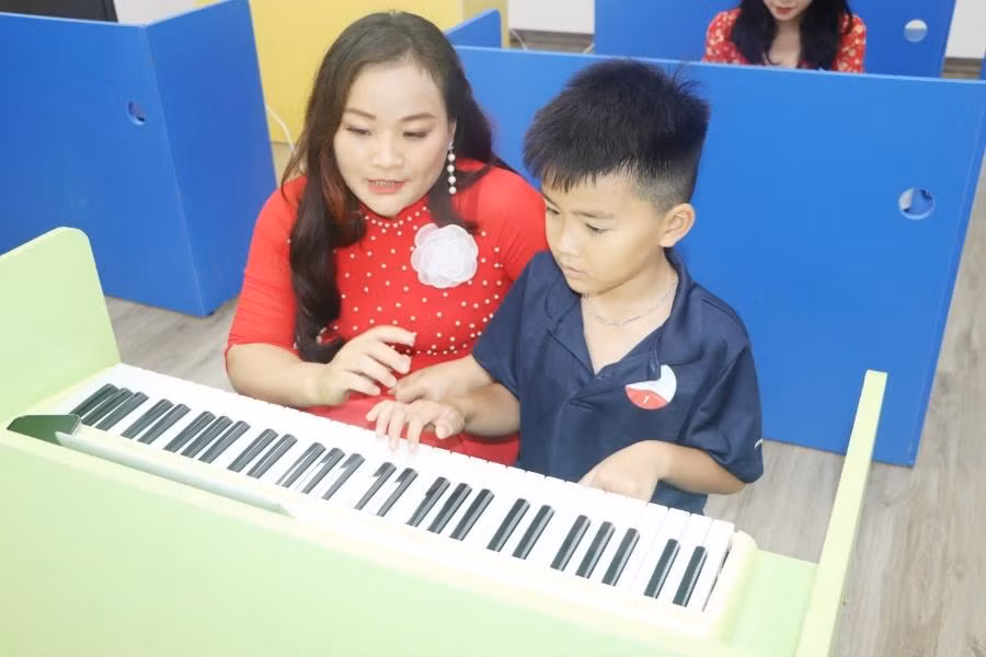 Học sinh tham gia trải nghiệm Smart Piano, chương trình đặc biệt được bổ sung từ năm học 2022 - 2023