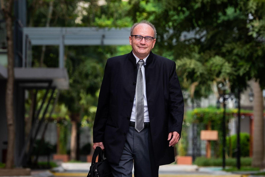 Thầy Tổng hiệu trưởng Michael Lambert là một trong số rất ít giáo viên được nhận chứng nhận Apple Distinguished Educator (ADE) Thầy Tổng hiệu trưởng Michael Lambert là một trong số rất ít giáo viên được nhận chứng nhận Apple Distinguished Educator (ADE)