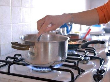Mẹo tránh đen nồi khi dùng bếp ga bà nội trợ nào cũng nên biết