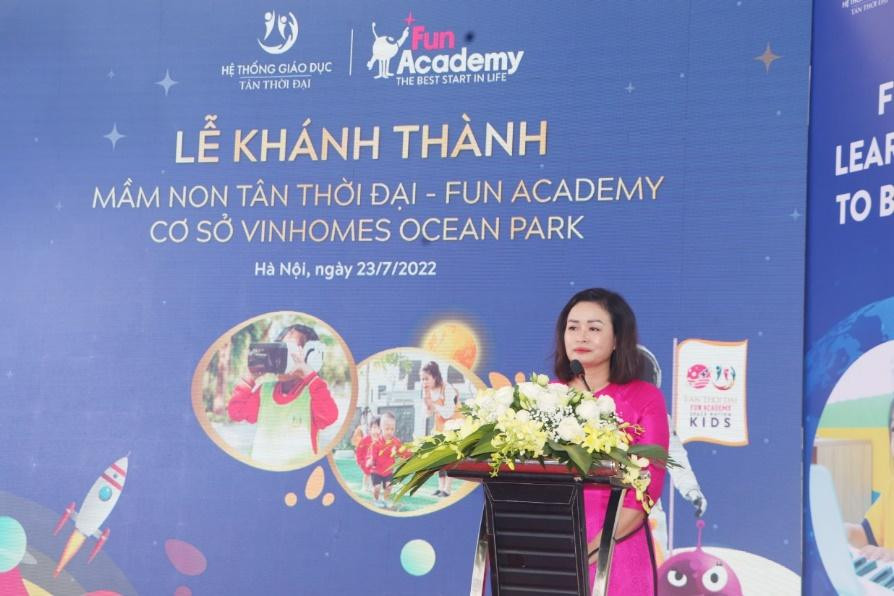 Nhà giáo Phạm Thị Lam - Chủ tịch HĐQT Hệ thống Giáo dục Tân Thời Đại phát biểu khai mạc Nhà giáo Phạm Thị Lam - Chủ tịch HĐQT Hệ thống Giáo dục Tân Thời Đại phát biểu khai mạc