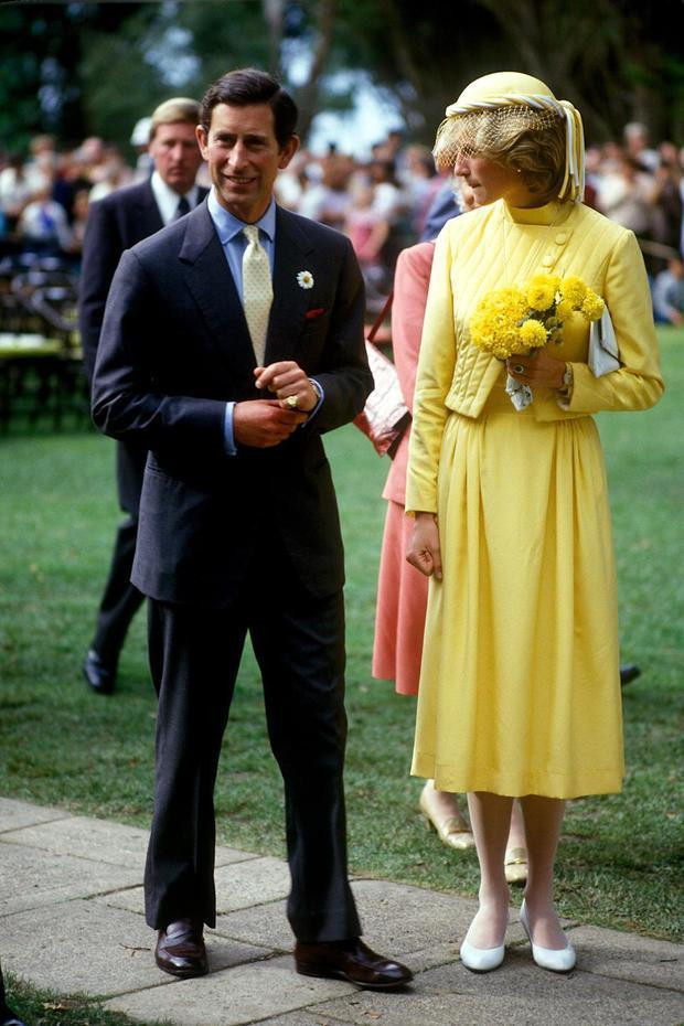 Hình ảnh sang trọng trong trang phục phối váy vàng của cố công nương Diana. Hình ảnh sang trọng trong trang phục phối váy vàng của cố công nương Diana.