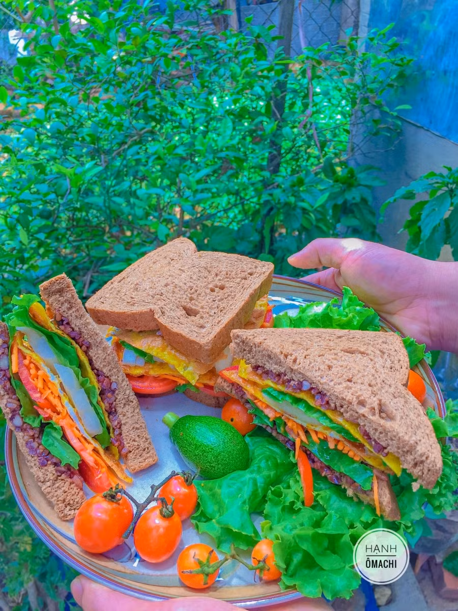 Bánh mỳ đen kẹp.