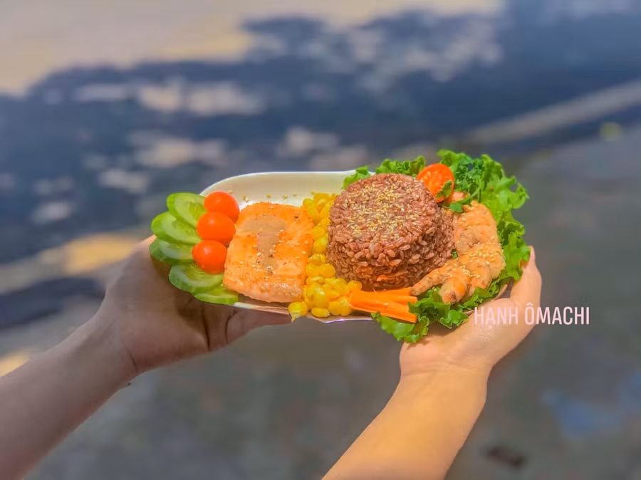 Cơm lứt với cá hồi áp chảo và tôm hấp.