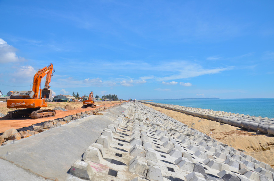 Các nhà thầu đã hoàn thành các hạng mục thi công chân kè và thân kè, đạt trên 90% giá trị hợp đồng. Hiện nay, các đơn vị tiếp tục triển khai thi công hoàn thiện hạng mục đỉnh kè. Các nhà thầu đã hoàn thành các hạng mục thi công chân kè và thân kè, đạt trên 90% giá trị hợp đồng. Hiện nay, các đơn vị tiếp tục triển khai thi công hoàn thiện hạng mục đỉnh kè.