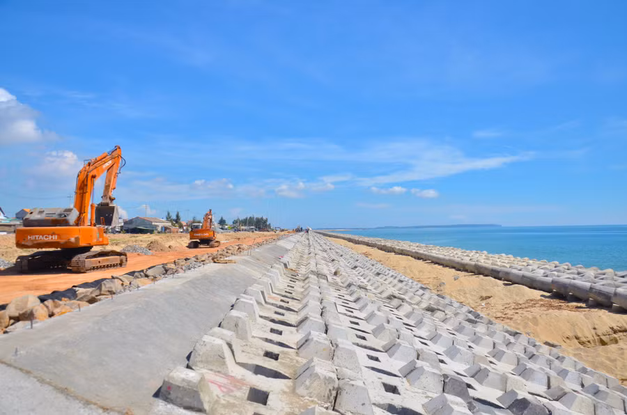 Các nhà thầu đã hoàn thành các hạng mục thi công chân kè và thân kè, đạt trên 90% giá trị hợp đồng. Hiện nay, các đơn vị tiếp tục triển khai thi công hoàn thiện hạng mục đỉnh kè.