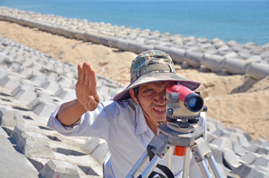 Chủ đầu tư và các nhà thầu bố trí nhân lực, phương tiện tổ chức thi công dự án theo hình thức “3 ca, 4 kíp”, các đội nhân công làm việc khẩn trương. Chủ đầu tư và các nhà thầu bố trí nhân lực, phương tiện tổ chức thi công dự án theo hình thức “3 ca, 4 kíp”, các đội nhân công làm việc khẩn trương.