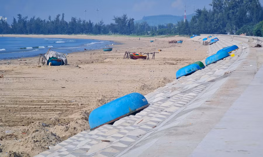 Dự án kè chống sạt lở bờ biển thôn Kỳ Xuyên (xã Tịnh Kỳ, TP Quảng Ngãi) có tổng mức đầu tư 70 tỷ đồng từ vốn Trung ương và tỉnh, nhằm mục tiêu chống sạt lở bờ biển để đảm bảo an toàn tính mạng, tài sản, công trình hạ tầng kỹ thuật và ổn định đời sống cho khoảng 130 hộ dân xã Tịnh Kỳ. Hiện dự án này đã thi công đạt hơn 97% khối lượng công việc.