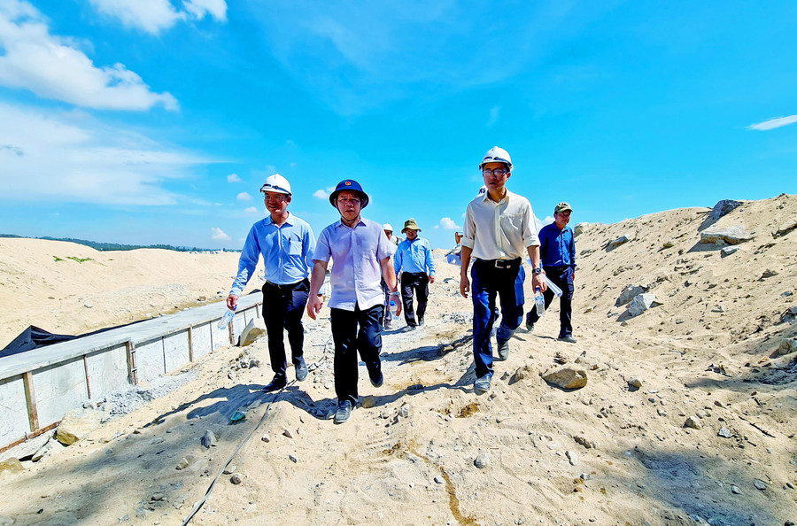 Trong ngày 30/8, ông Đặng Văn Minh - Chủ tịch UBND tỉnh Quảng Ngãi đã đi kiểm tra thực tiến độ các dự án kè biển ở xã Nghĩa An và xã Tịnh Kỳ (TP Quảng Ngãi). Qua đó, ghi nhận sự nỗ lực của chủ đầu tư và các đơn vị thi công trong việc đẩy nhanh tiến độ thực hiện dự án. Trong thời gian tới, ông Đặng Văn Minh yêu cầu chủ đầu tư chỉ đạo các đơn vị thi công dự án kè chống sạt lở bờ biển thôn Kỳ Xuyên (xã Tịnh Kỳ) và Kè chống sạt lở bờ biển thôn Phổ Trường (xã Nghĩa An) phải hoàn thành trước 30/9 để đưa vào khai thác. Trong ngày 30/8, ông Đặng Văn Minh - Chủ tịch UBND tỉnh Quảng Ngãi đã đi kiểm tra thực tiến độ các dự án kè biển ở xã Nghĩa An và xã Tịnh Kỳ (TP Quảng Ngãi). Qua đó, ghi nhận sự nỗ lực của chủ đầu tư và các đơn vị thi công trong việc đẩy nhanh tiến độ thực hiện dự án. Trong thời gian tới, ông Đặng Văn Minh yêu cầu chủ đầu tư chỉ đạo các đơn vị thi công dự án kè chống sạt lở bờ biển thôn Kỳ Xuyên (xã Tịnh Kỳ) và Kè chống sạt lở bờ biển thôn Phổ Trường (xã Nghĩa An) phải hoàn thành trước 30/9 để đưa vào khai thác.